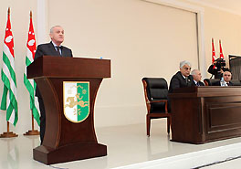 Президент Александр Анкваб в ежегодном послании  к парламенту, обозначил целый ряд конкретных проблем, стоящих перед республикой