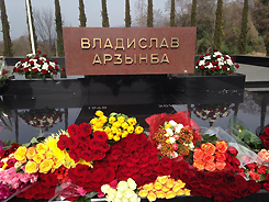 4 марта – четвертая годовщина со дня смерти Первого президента Абхазии Владислава Ардзинба