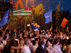 На площади Свободы состоялся концерт в честь десятилетия оператора сотовой связи «Аквафон» 