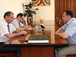 Александр Брод и Сергей Шамба обсудили предстоящие в Абхазии выборы главы государства