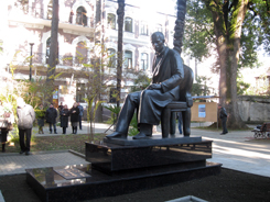 В центре Сухума, на могиле художника Александра Шервашидзе-Чачба установили памятник 