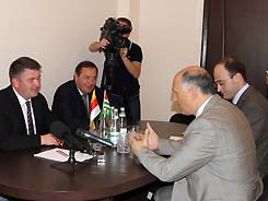 Абхазию с рабочим визитом посетил министр иностранных дел Южной Осетии Давид Санакоев