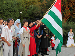 Народными гуляниями отметили в Сухуме день государственного флага Республики Абхазия