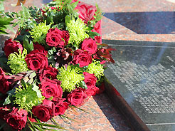 Цветы – к могилам погибших в войне 