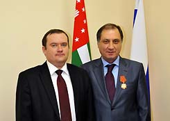  Президент Приднестровской Молдавской Республики наградил премьер-министра Абхазии орденом «За заслуги» первой степени