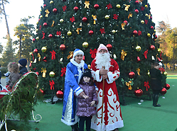 Дед Мороз и Снегурочка встречают с подарками ребятишек у главной елки Сухума 