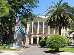 В Абхазии в связи с кончиной президента приспущены государственные флаги