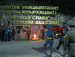 На Гумистинском мосту состоялась акция памяти погибших в мартовской наступательной операции 1993 года по освобождению Сухума 