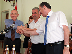 Кандидаты в президенты Абхазии Александр Анкваб, Рауль Хаджимба и Сергей Шамба подписали  соглашение «за  чистые и честные выборы”. 