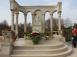 Президент Александр Анкваб возложил цветы к могиле Сергея Васильевича Багапша 