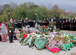 К могиле Владислава Ардзинба в годовщину его смерти пришли десятки тысяч людей