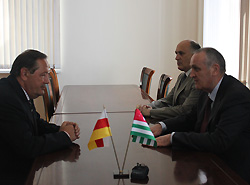 Посол  Южной  Осетии Олег Боциев вручил президенту Абхазии верительные грамоты 