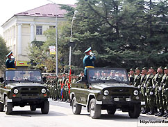 Югоосетинские и российские военнослужащие вместе прошли парадом по театральной площади Цхинвала