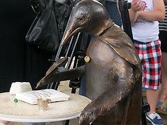 На сухумской набережной установлена  скульптура «Пингвина-философа»  