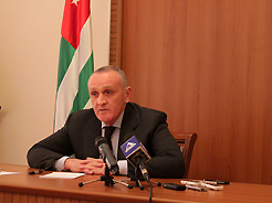 Президент Александр Анкваб провел встречу с членами Совета безопасности, правительства  и представителями парламента