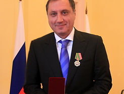 Сергей Лавров вручил премьер-министру Абхазии нагрудный знак "За вклад в международное сотрудничество 