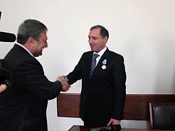 Президент Южной Осетии Эдуард Кокойты наградил премьер-министра Абхазии Сергея Шамба «Орденом Почета»