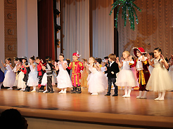 Госансамбль «Абаза» и детская школа танца «Абаза» выступили с новогодним концертом «В гостях у деда мороза»