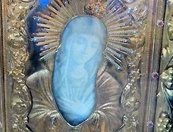 В Сухумском кафедральном соборе находится копия чудотворной мироточивой иконы божьей матери "Умиление" Серафимо-Дивеевской