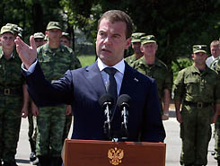 Президент России Дмитрий Медведев побывал с кратким рабочим визитом в Абхазии