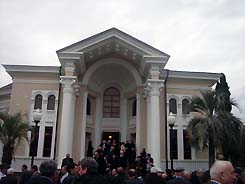 Абхазской Государственной филармонии  подарили  контрабас
