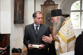 Абхазской православной церкви передали в дар иконы святого князя Александра Невского и Архангела Михаила, побывавшие в космосе. 