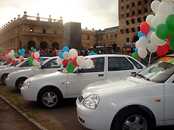 Руководство Краснодарского края преподнесло в дар ГАИ Абхазии шесть совершенно новых легковых автомобилей «Лада-Приора».