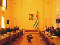 Группа представителей общественности Абхазии выступила с обращением в связи с «недавним изменением внешнего вида государственного герба Республики Абхазия, вывешенного в зале заседаний администрации президента РА».