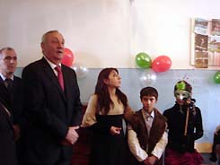 Сергей Багапш посетил Сухумскую вспомогательную школу и поздравил обучающихся здесь детей и их учителей с наступающим Новым Годом и Рождеством 