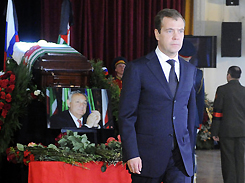 Президент РФ Дмитрий Медведев приехал попрощаться с президентом Абхазии Сергеем Багапшем.