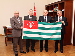 Спустя 20 лет в Абхазию вернули первый флаг, автором которого является художник Валерий Гамгия  