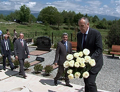Президент Александр Анкваб посетил могилу второго президента Сергея Багапша
