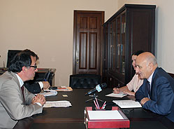 Премьер-министр  Леонид Лакербая встретился с послом Нидерландов в Армении и Грузии Питером Яном Лангенбергом