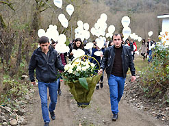 Представители молодежных организаций возложили цветы к памятнику погибшим в селе Лата 