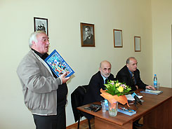 В Абхазском Госуниверситете состоялась презентация книг художника, скульптора  и лирика  Нугзара Логуа