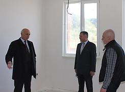 Премьер-министр Леонид Лакербая ознакомился с ходом строительства 16-ти квартирных коттеджей для репатриантов 
