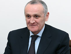  Александр Анкваб поздравил с 45-летием президента ПМР Евгения Шевчука. 