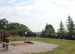 Руководство Абхазии и представители общественности возложили цветы к могиле Первого президента Владислава Ардзинба   