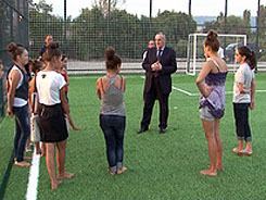 Президент Александр Анкваб осмотрел мини-футбольные поля, строящиеся в столице 