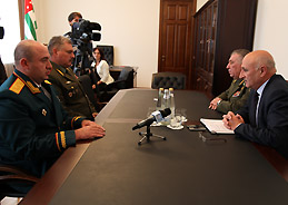 Леонид Лакербая принял министра обороны Приднестровья Александра Лукьяненко и первого заместителя министра обороны Южной Осетии Ибрагима Гассеева. 