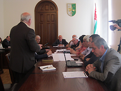 Премьер-министр Леонид Лакербая провел заседание Государственной комиссии по увековечению памяти Первого президента Абхазии Владислава Ардзинба.