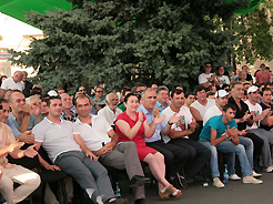 Президент Абхазии внимательно следит за ходом соревнований по вольной борьбе и болеет за Дениса Царгуша. 