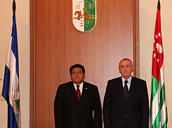 Посол Никарагуа в России и Абхазии вручил верительные грамоты президенту РА Александру Анквабу 