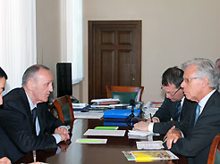 Верховный комиссар ОБСЕ по делам нацменьшинств и исполняющий обязанности президента Абхазии обсудили текущую ситуацию в республике